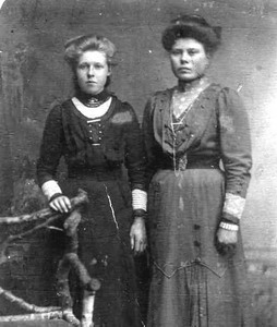 Anje Luinge 1894 (rechts) en mogelijk haar zuster Jantje Luinge (links) (collectie Ben Wiltjer)